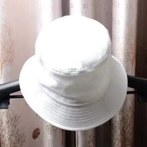 Chapeau bob en coton blanc avec bord surpiqué sur cintre pour une protection solaire chic