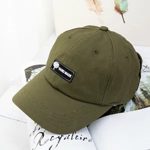 Détail rapproché d'une casquette de baseball vert olive avec patch tissé fait à la main