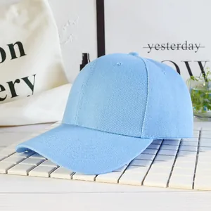 Dettaglio del berretto da baseball in twill di cotone azzurro su sfondo espositivo