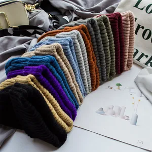 Sammlung bunter Strickmützen mit klassischer vertikaler Rippenstrickstruktur für Damen