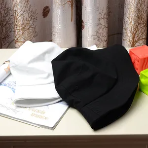 Bobs classiques en coton noir et blanc pour la protection solaire en plein air