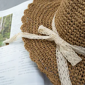 Cappello di paglia marrone fatto a mano con tesa smerlata e fiocco in pizzo crema