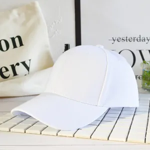 Dettaglio del cappellino da baseball in cotone bianco con struttura a sei pannelli