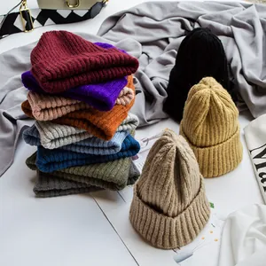 Nahaufnahme dicker Rippstrick-Beanies in verschiedenen Farben mit Umschlag-Design
