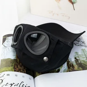 Détail de la casquette de baseball pilote avec lunettes et rivets sur toile coton