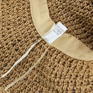 Dettaglio dell'interno del cappello di paglia 100% carta con etichetta e fascia interna
