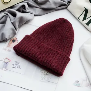 Detaillierte Textur der burgunderroten Strickmütze mit weichem Rippenstrick für den Winter