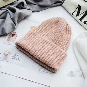 Nahaufnahme der rosa gerippten Strickmütze mit breitem Umschlag auf einem Lifestyle-Magazin