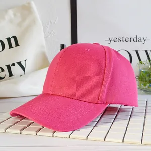 Dettaglio del cappellino da baseball magenta con trama in twill e visiera curva classica