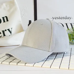 Dettaglio del tessuto in cotone grigio chiaro del cappello da baseball con sei pannelli