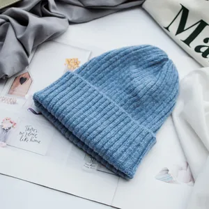 Detailansicht der himmelblauen Strickmütze mit Rippenmuster auf Lifestyle-Hintergrund