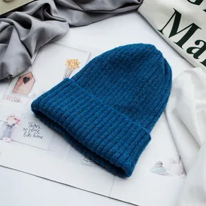 Detail der blauen Strickmütze mit grober Rippstruktur und breitem Umschlag am Rand
