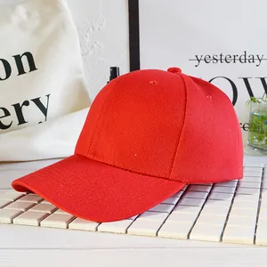 Dettaglio del cappellino da baseball rosso in cotone con cuciture sulla visiera
