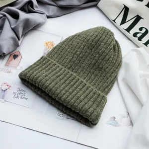 Detailansicht der dunkelgrünen Strickmütze mit grober Rippstruktur und weichem Wollstoff