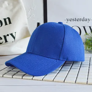 Dettaglio del berretto da baseball blu reale in cotone su un supporto bianco minimalista