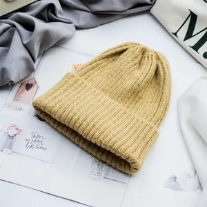 Detailansicht der senfgelben Strickmütze mit Rippenstruktur und dickem Umschlagdesign