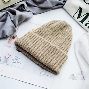 Detailaufnahme der khakifarbene Rippstrickmütze mit weicher Wolle und Umschlagdesign