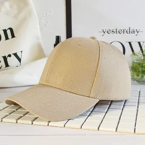 Dettaglio del cappello da baseball kaki che mostra la trama del twill di cotone e le cuciture