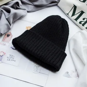 Detailaufnahme der schwarzen Strickmütze mit klassischem Rippmuster und breitem Umschlag