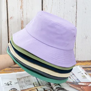 Plusieurs bobs en coton colorés empilés dans un cadre de style de vie minimaliste