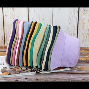 Plusieurs chapeaux bob en coton de couleurs variées pour la protection solaire d'été