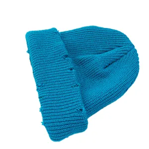 Gorro de punto azul brillante con textura acanalada y detalles rotos de estilo urbano