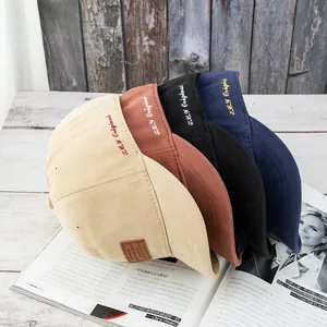 Ensemble de casquettes de baseball à bord court en beige, rouge, noir et bleu marine