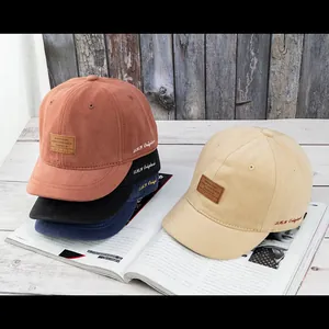 Vue détaillée de l'écusson en cuir rétro et broderie Z.C.Y sur casquettes à visière courte