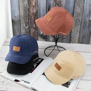 Casquettes de baseball à visière courte en quatre couleurs avec patch en cuir