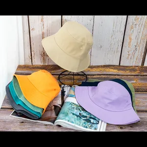 Sélection de bobs en toile colorés avec coutures fines sur une table en bois vintage