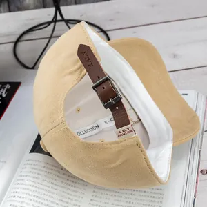Détail de la casquette kaki montrant la bande de transpiration et l'attache en cuir