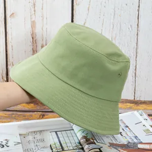 Détail du chapeau bob en coton vert clair avec coutures renforcées et œillet d'aération