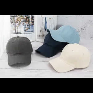 Detail von vier minimalistischen Baumwoll-Basecaps in Grau, Marine, Hellblau und Beige
