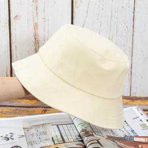 Détail d'un chapeau bob beige montrant les coutures parallèles renforcées sur le bord