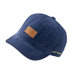 Casquette de baseball en coton bleu marine à bord court avec écusson en cuir et broderie