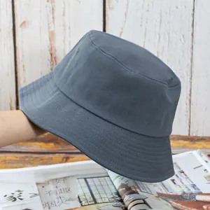 Détail du bord surpiqué et de la texture en toile de ce chapeau bob gris foncé