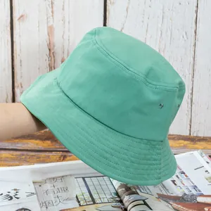Détails du chapeau bob vert menthe montrant les surpiqûres et les œillets d'aération