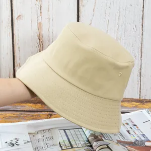 Détail d'un chapeau de soleil en coton beige montrant les coutures et l'œillet d'aération