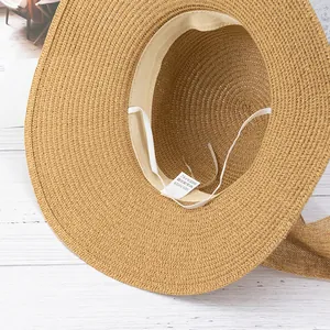 Détail intérieur du chapeau de paille avec bandeau et mentonnière réglable blanc
