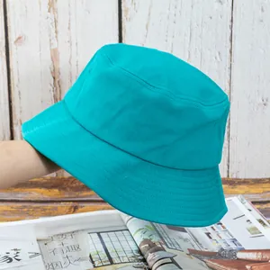 Gros plan du chapeau bob sarcelle montrant les coutures multicouches sur le bord