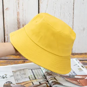 Gros plan détaillé d'un chapeau bob en coton jaune avec coutures de bord renforcées