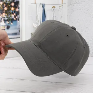 Detailansicht einer dunkelgrauen Baumwoll-Baseballkappe mit gebogenem Schirm und Nähten