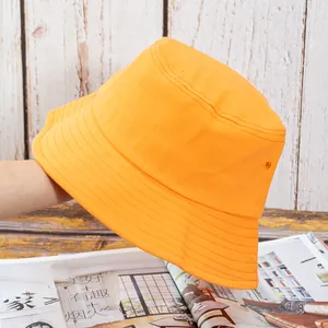 Détail du chapeau bob orange montrant les coutures renforcées et les évents en métal