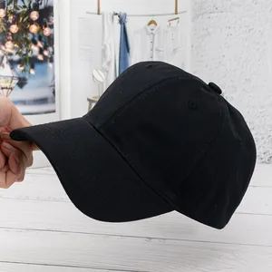 Detailaufnahme der schwarzen Baumwoll-Baseballkappe mit Ösen und genähter Krempe