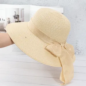 Détail du chapeau de soleil en paille avec un élégant ruban en forme de nœud