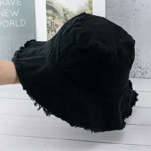 Detailaufnahme eines schwarzen Fischerhutes aus Baumwolle mit ausgefranstem Saum Design