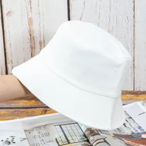 Vue détaillée d'un chapeau bob en coton blanc avec des œillets d'aération sur le côté