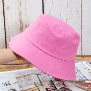 Vue détaillée d'un chapeau bob rose en coton avec coutures renforcées pour la protection solaire