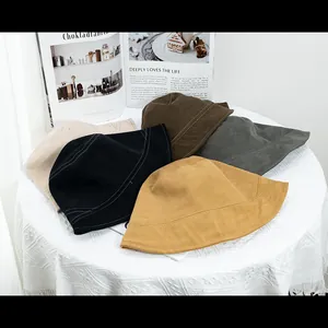 Chapeaux bob minimalistes de cinq couleurs sur une nappe en dentelle blanche