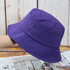 Détail du chapeau bob en coton violet montrant les coutures et les œillets latéraux